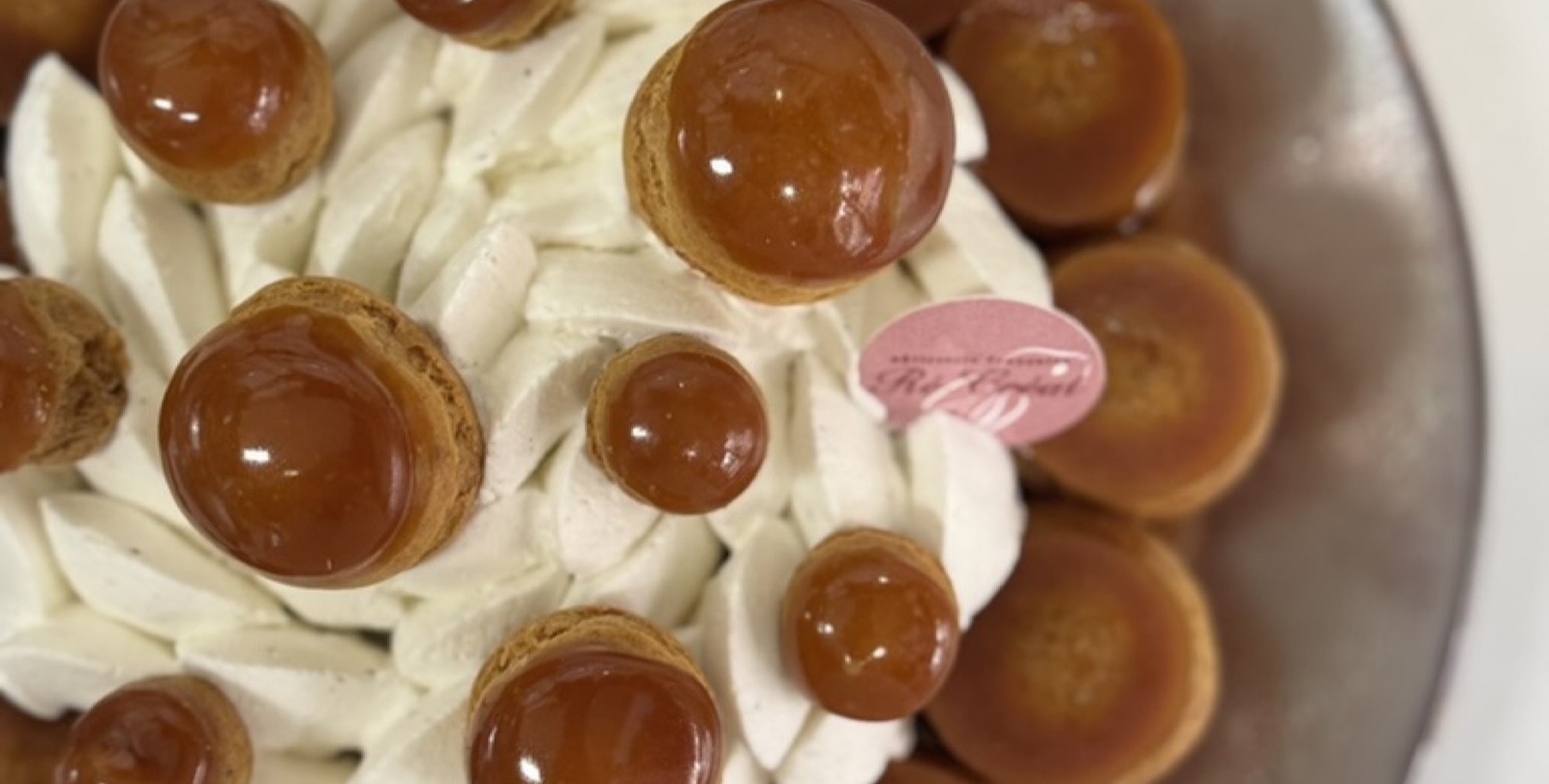 シュー生地とクリームを重ねたサントノーレ