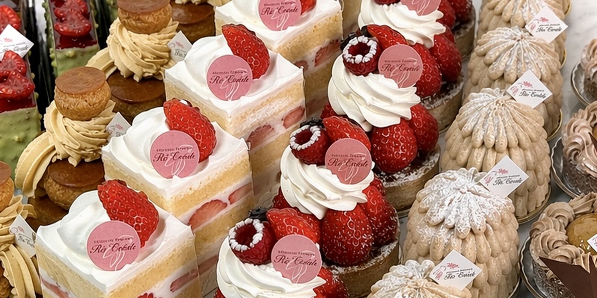 ショーケースに並ぶレクリアの生菓子