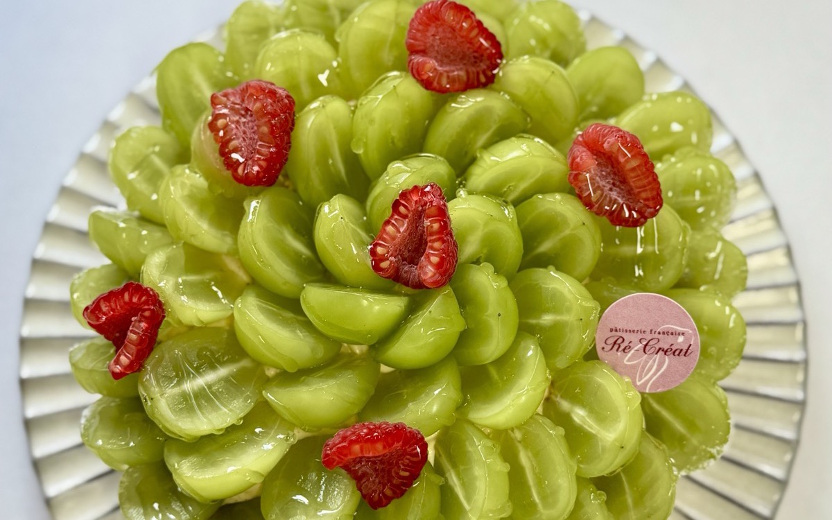 Ré-Créat のロゴプレートを添えた生菓子